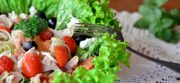 Salada de legumes misturados frescos com carne de frango — Fotografia de Stock