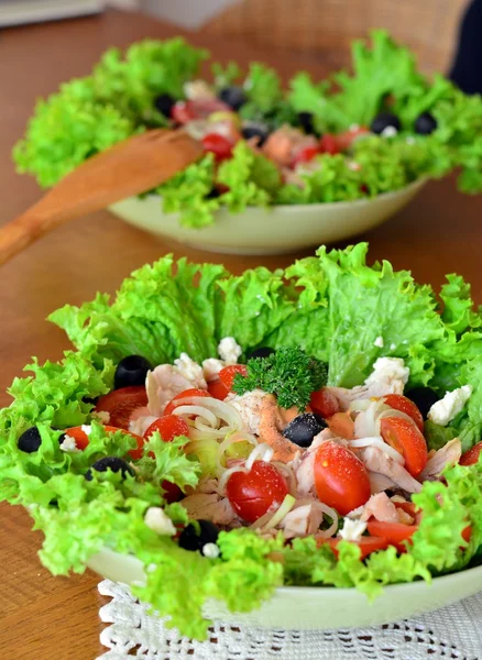 Salada de legumes misturados frescos com carne de frango — Fotografia de Stock