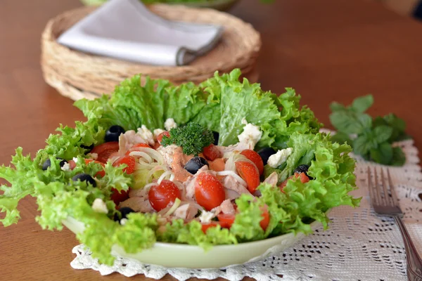 Salada de legumes misturados frescos com carne de frango — Fotografia de Stock