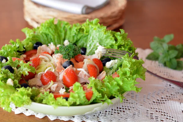 Färska blandade grönsakssallad med kycklingkött — Stockfoto