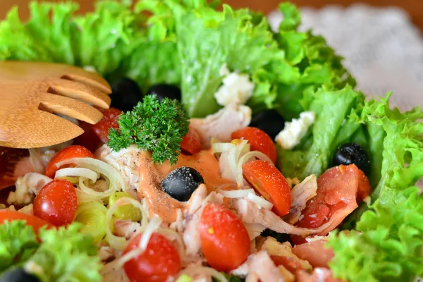 Salada de legumes misturados frescos com carne de frango — Fotografia de Stock