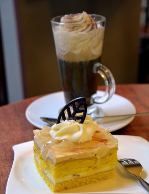 Armut krem pasta dilimi ile siyah kahve