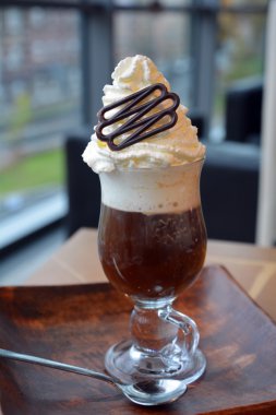 Cam bardak krem şanti ile lezzetli sıcak Viyana kahve