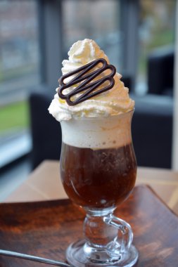 Cam bardak krem şanti ile lezzetli sıcak Viyana kahve