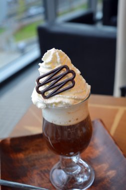 Cam bardak krem şanti ile lezzetli sıcak Viyana kahve