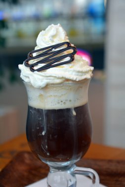 Cam bardak krem şanti ile lezzetli sıcak Viyana kahve