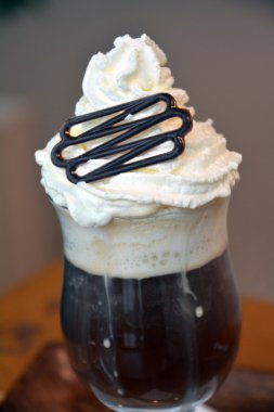 Cam bardak krem şanti ile lezzetli sıcak Viyana kahve