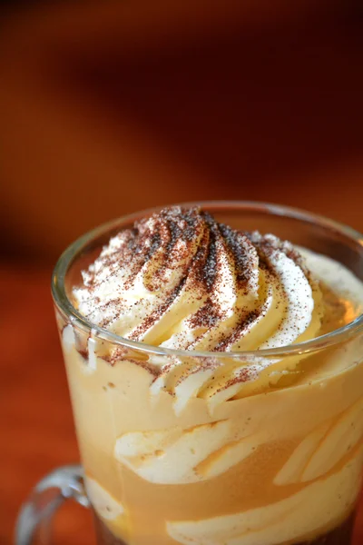 Delicioso café vienés caliente en taza de vidrio con crema batida —  Fotos de Stock