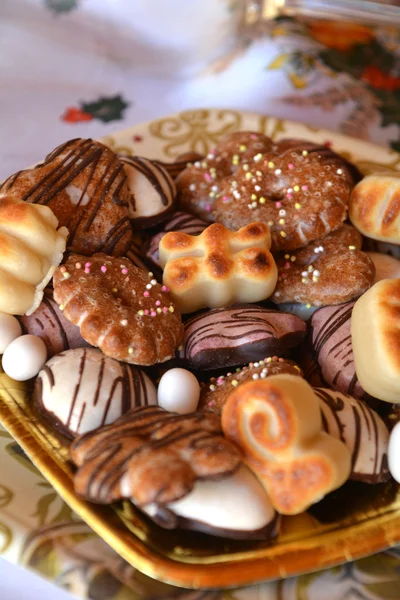 Preciosa imagen de cerca de las galletas de Navidad en una mesa — Foto de Stock