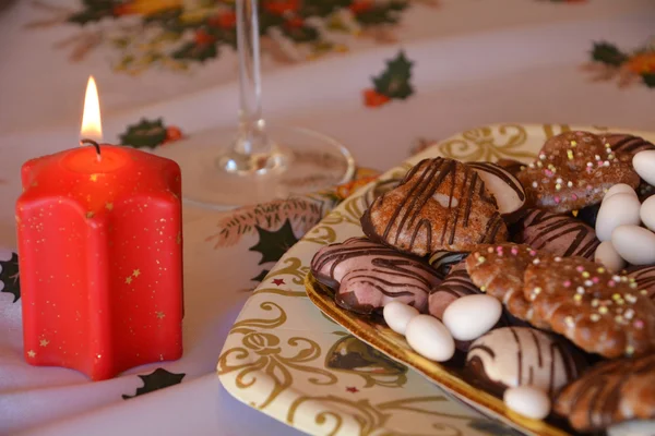 Noel gingerbread çerezleri tabakta mum ile dekore edilmiştir. — Stok fotoğraf