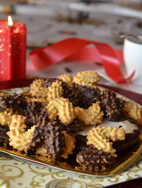 Detail von leckeren Weihnachtsplätzchen mit Tasse Kaffee auf einem Tisch — Stockfoto