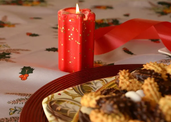 Preciosa imagen de cerca de las galletas de Navidad en una mesa — Foto de Stock