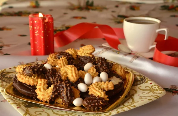 Detail von leckeren Weihnachtsplätzchen mit Tasse Kaffee auf einem Tisch — Stockfoto