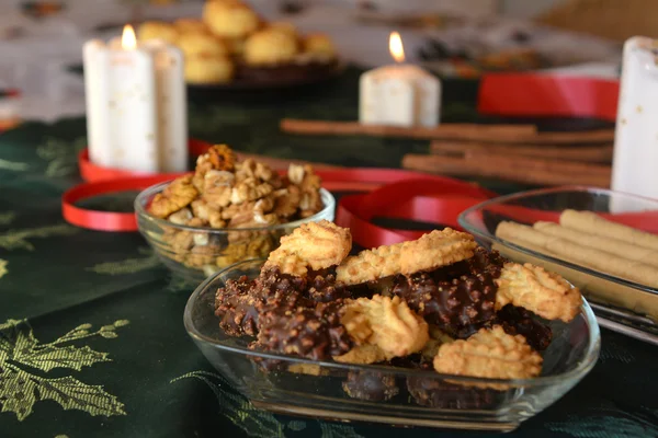 Çikolata ve bir tablo üzerinde fındık ile Noel tatlılar — Stok fotoğraf