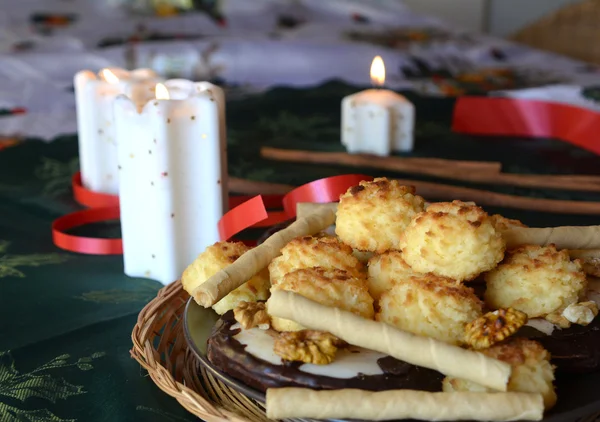 Hindistan cevizi bir tablo ile Noel tatlılar — Stok fotoğraf