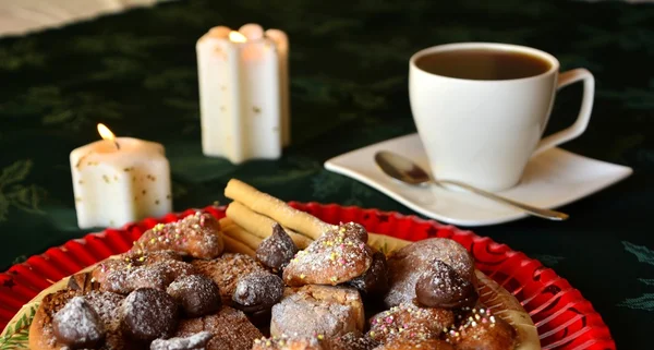 Рождественское печенье с чашкой черного кофе, украшенного на столе — стоковое фото