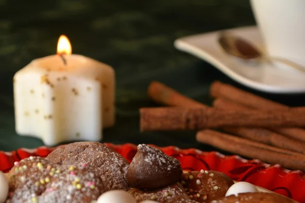 Galletas de Navidad con taza de café negro decorado en una mesa —  Fotos de Stock