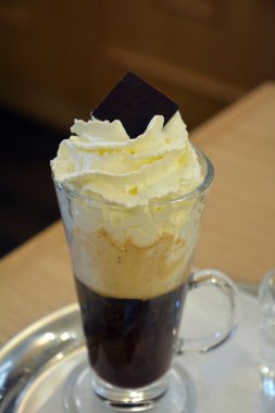 Cam bardak krem şanti ile Viyana kahve