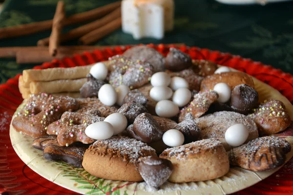 Biscotti di Natale decorati su un piatto su un tavolo.Primo piano . — Foto Stock