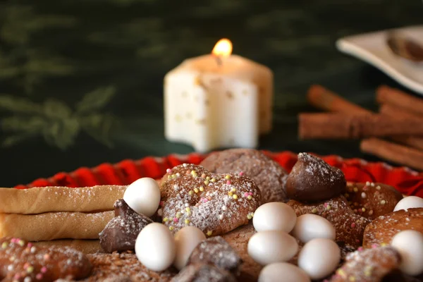 크리스마스 쿠키 테이블에 접시에 장식 되어 있습니다. 근접 촬영. — 스톡 사진