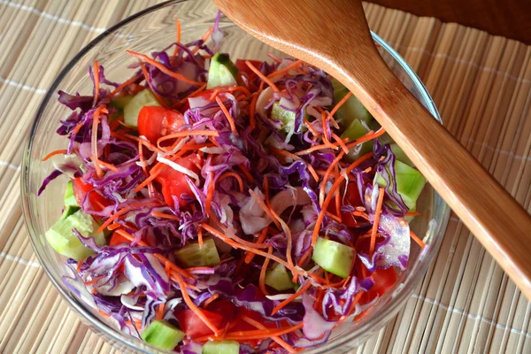 Salada de legumes saudável com repolho vermelho, pepino, tomates em uma tigela de vidro — Fotografia de Stock