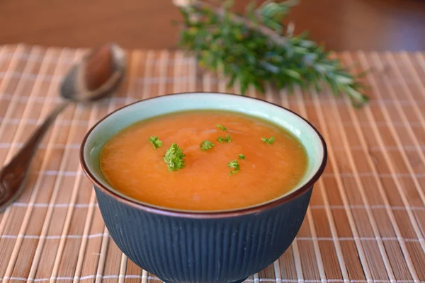 Sopa de crema de calabaza en el tazón con perejil —  Fotos de Stock