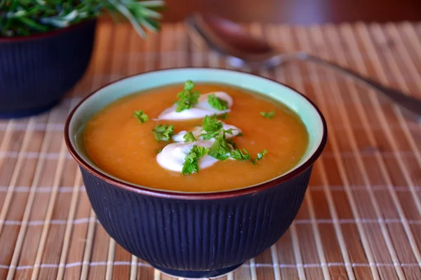 Sopa de crema de calabaza en el tazón con perejil —  Fotos de Stock