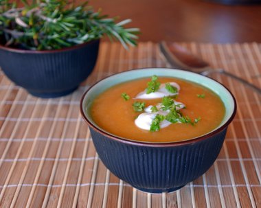 Bir tablo üzerinde seramik kase krem Balkabagi çorbası