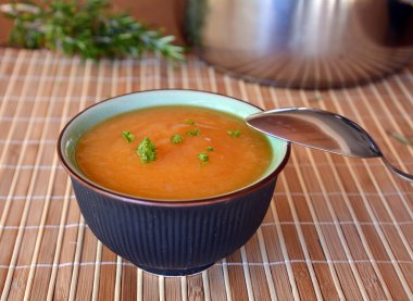 Bir tablo üzerinde seramik kase krem Balkabagi çorbası