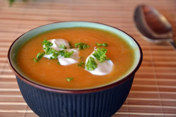 Cremosa sopa de calabaza de mantequilla en un tazón de cerámica en una mesa —  Fotos de Stock