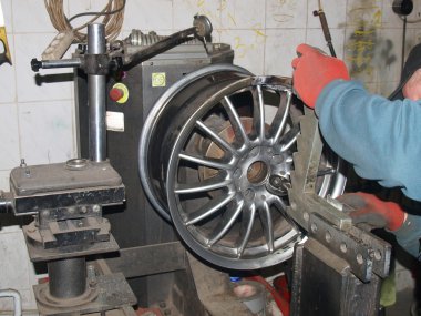 titanyum doğrultma makinesindeki sürücülerin hizalanması.