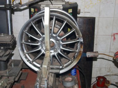 titanyum doğrultma makinesindeki sürücülerin hizalanması.