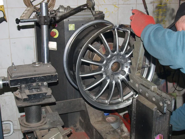 titanyum doğrultma makinesindeki sürücülerin hizalanması.