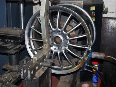 titanyum doğrultma makinesindeki sürücülerin hizalanması.