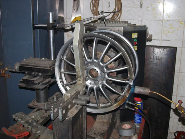 Uitlijning Van Aandrijvingen Titanium Rechttrekken Machine — Stockfoto