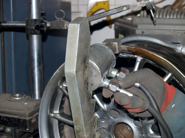 titanyum doğrultma makinesindeki sürücülerin hizalanması.