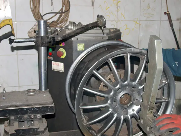 titanyum doğrultma makinesindeki sürücülerin hizalanması.