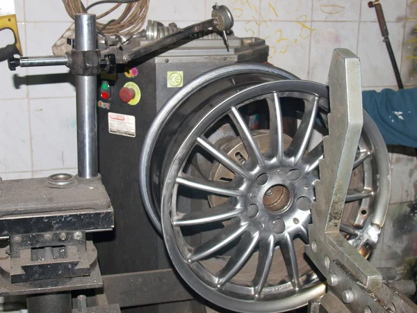 titanyum doğrultma makinesindeki sürücülerin hizalanması.