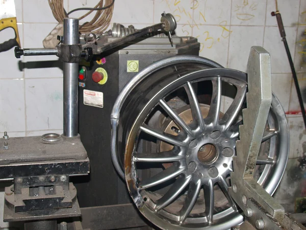 titanyum doğrultma makinesindeki sürücülerin hizalanması.