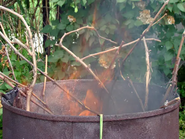 Сжигание Растительных Отходов Металлических Бочек Открытым Небом — стоковое фото