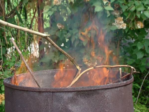 植物の廃棄物の燃焼 開いた空の下の金属樽 — ストック写真