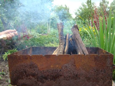 Mangalda yanan odun, duman ve ateş, yanan odun.