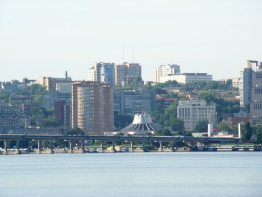 Dnipropetrovsk şehir Dnipro Nehri'nin üzerinde görünümünü