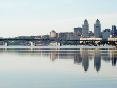 Dnipropetrovsk şehir Dnipro Nehri'nin üzerinde görünümünü