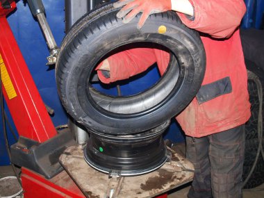 Lastik tekerlek üzerinde tekerlekler donatımın tamir için yükleyin.