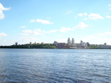 Sağ yakasında şehrin görünümünü Dnipropetrovsk