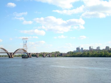 Sağ yakasında şehrin görünümünü Dnipropetrovsk