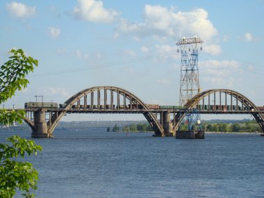 Sağ yakasında şehrin görünümünü Dnipropetrovsk
