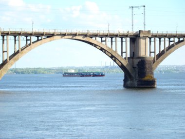 Sağ yakasında şehrin görünümünü Dnipropetrovsk