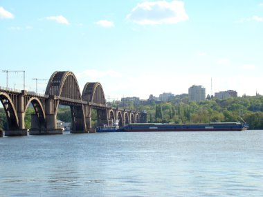 Sağ yakasında şehrin görünümünü Dnipropetrovsk